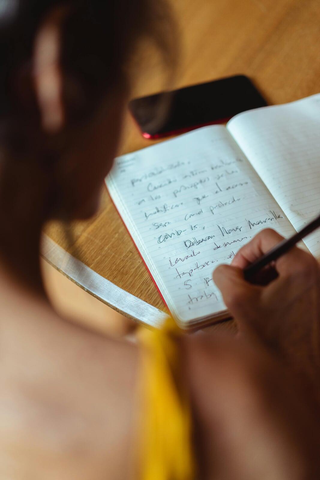 Frau beim Journalling